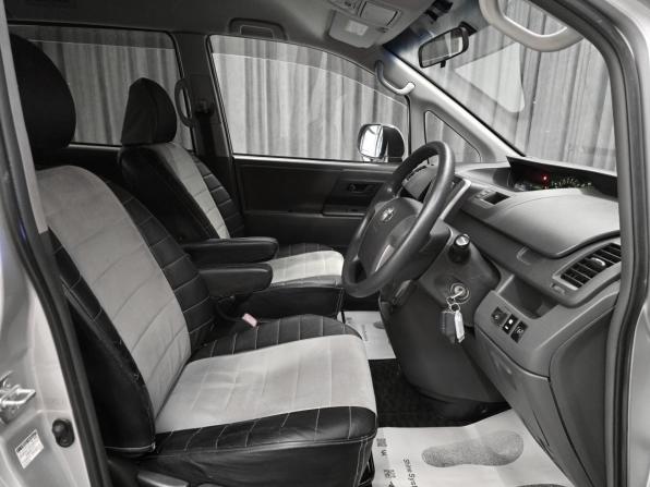 Toyota Voxy II (R70) с пробегом 2010 года, цена 1 380 000 рублей, 200000 км, минивэн, Автокод Объявления