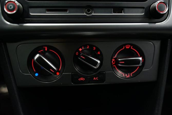 Volkswagen Polo V Рестайлинг с пробегом 2016 года, цена 1 093 000 рублей, 220000 км, седан, Автокод Объявления