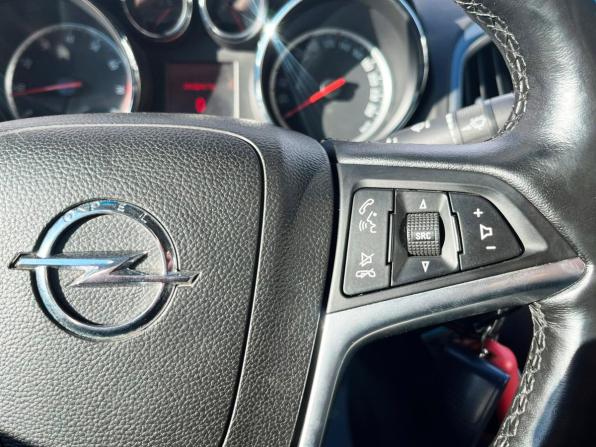 Opel Astra J Рестайлинг с пробегом 2014 года, цена 822 800 рублей, 163000 км, седан, Автокод Объявления