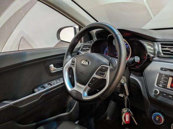 Kia Rio III Рестайлинг с пробегом 2015 года, цена 870 000 рублей, 135700 км, седан, Автокод Объявления