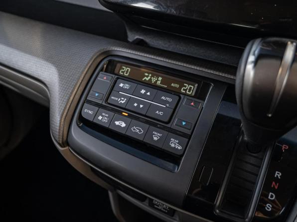 Honda Stepwgn V с пробегом 2015 года, цена 1 475 000 рублей, 275998 км, минивэн, Автокод Объявления