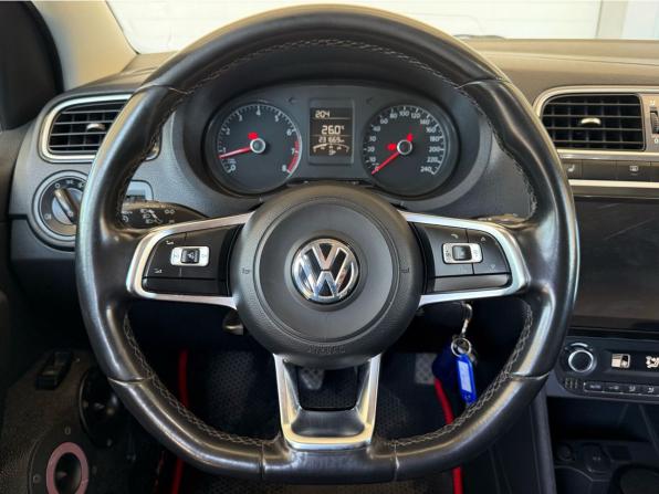 Volkswagen Polo V Рестайлинг с пробегом 2018 года, цена 938 000 рублей, 231575 км, седан, Автокод Объявления