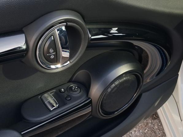 Mini Hatch III (F55/F56) Рестайлинг с пробегом 2021 года, цена 2 920 000 рублей, 69686 км, хэтчбек, Автокод Объявления