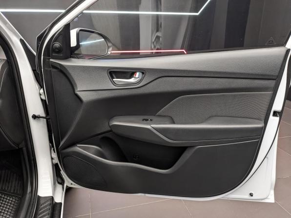 Hyundai Solaris II с пробегом 2017 года, цена 1 380 000 рублей, 76268 км, седан, Автокод Объявления