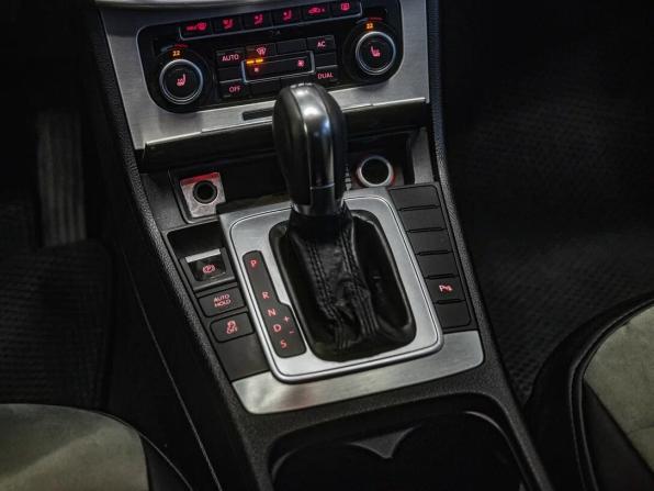 Volkswagen Passat B7 с пробегом 2011 года, цена 1 029 000 рублей, 215898 км, седан, Автокод Объявления