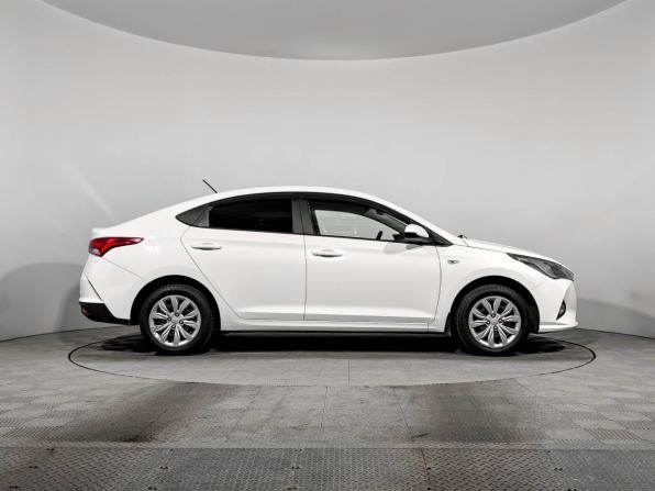 Hyundai Solaris II Рестайлинг с пробегом 2022 года, цена 1 700 000 рублей, 92492 км, седан, Автокод Объявления