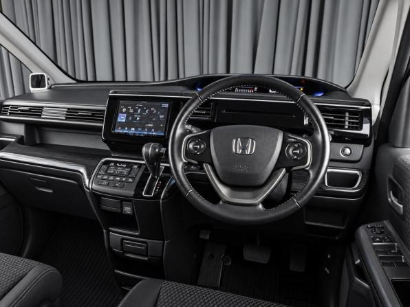 Honda Stepwgn V с пробегом 2015 года, цена 1 899 000 рублей, 149880 км, минивэн, Автокод Объявления