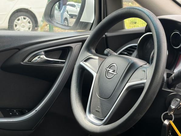 Opel Astra J Рестайлинг с пробегом 2014 года, цена 489 000 рублей, 382734 км, седан, Автокод Объявления