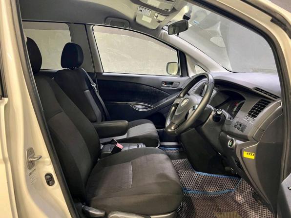 Toyota ISis I Рестайлинг с пробегом 2011 года, цена 879 000 рублей, 317914 км, компактвэн, Автокод Объявления