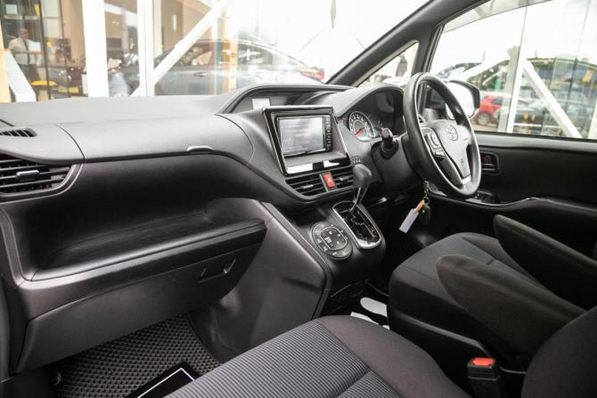 Toyota Noah III (R80) Рестайлинг с пробегом 2018 года, цена 1 987 000 рублей, 128600 км, минивэн, Автокод Объявления