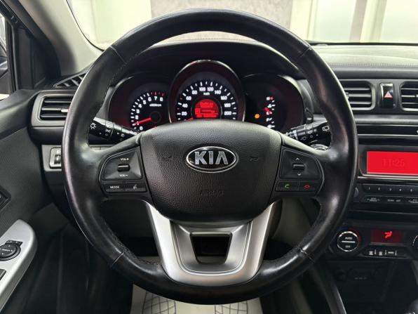 Kia Rio III Рестайлинг с пробегом 2015 года, цена 1 365 000 рублей, 33893 км, хэтчбек, Автокод Объявления