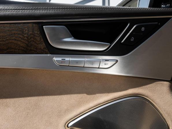 Audi A8 III (D4) Рестайлинг с пробегом 2015 года, цена 2 690 000 рублей, 327856 км, седан, Автокод Объявления