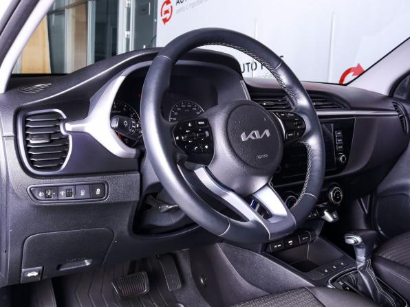 Kia Rio IV Рестайлинг с пробегом 2021 года, цена 2 029 000 рублей, 21500 км, седан, Автокод Объявления