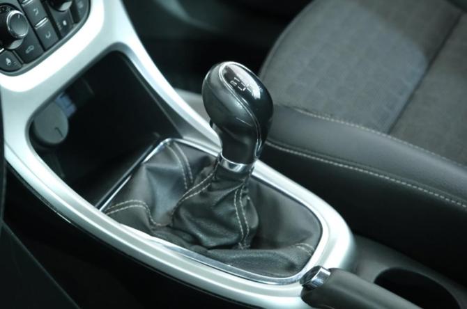 Opel Astra J Рестайлинг с пробегом 2013 года, цена 939 000 рублей, 298000 км, хэтчбек, Автокод Объявления
