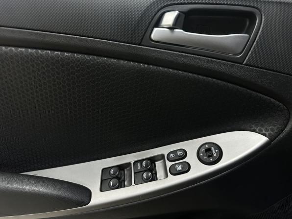 Hyundai Solaris I Рестайлинг с пробегом 2015 года, цена 860 000 рублей, 161874 км, хэтчбек, Автокод Объявления