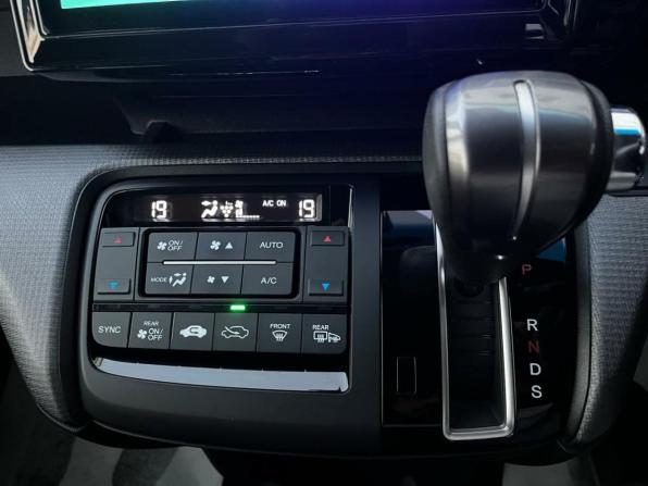 Honda Stepwgn V с пробегом 2015 года, цена 1 999 900 рублей, 141514 км, минивэн, Автокод Объявления