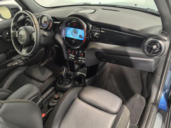 Mini Hatch III (F55/F56) Рестайлинг 2 с пробегом 2021 года, цена 3 199 700 рублей, 15841 км, хэтчбек, Автокод Объявления