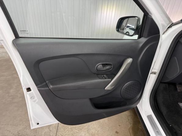 Renault Sandero II Рестайлинг с пробегом 2021 года, цена 1 397 000 рублей, 35814 км, хэтчбек, Автокод Объявления