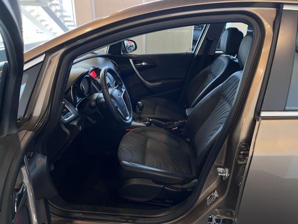 Opel Astra J Рестайлинг с пробегом 2013 года, цена 870 000 рублей, 98605 км, хэтчбек, Автокод Объявления