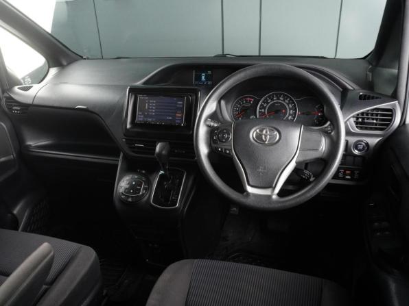 Toyota Voxy III (R80) Рестайлинг с пробегом 2017 года, цена 1 990 000 рублей, 147070 км, минивэн, Автокод Объявления