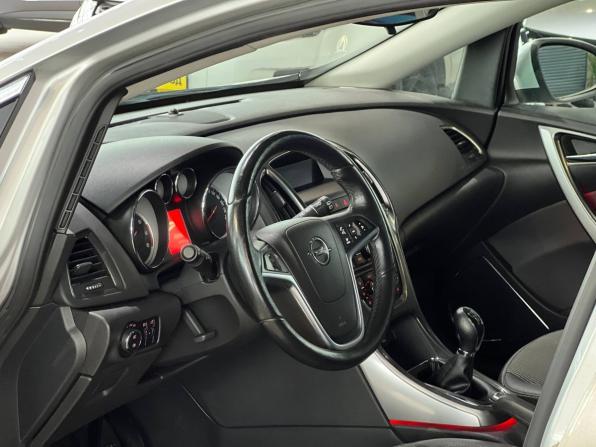 Opel Astra J с пробегом 2012 года, цена 985 000 рублей, 132100 км, универсал, Автокод Объявления