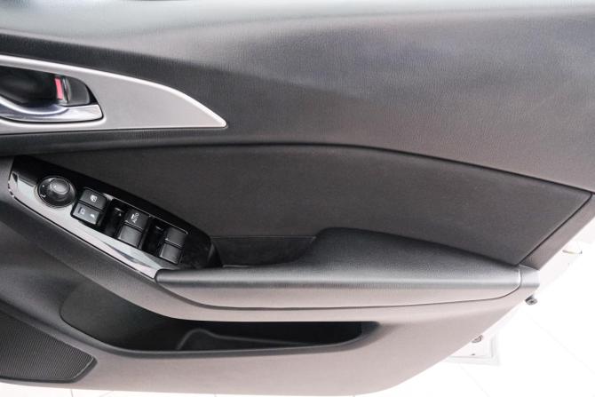 Mazda Axela III Рестайлинг с пробегом 2017 года, цена 1 329 000 рублей, 164040 км, седан, Автокод Объявления