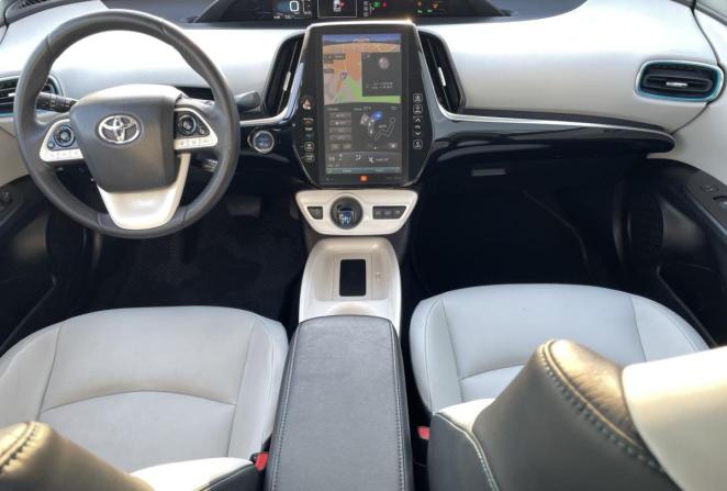 Toyota Prius IV (XW50) с пробегом 2017 года, цена 1 800 000 рублей, 156077 км, лифтбек, Автокод Объявления