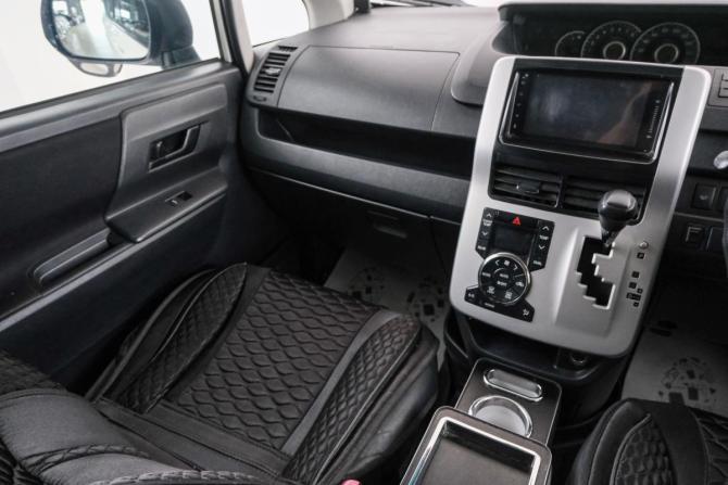 Toyota Voxy II (R70) с пробегом 2010 года, цена 1 349 000 рублей, 190808 км, минивэн, Автокод Объявления