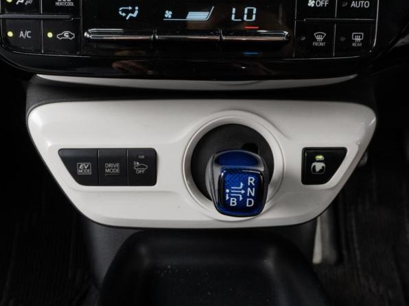 Toyota Prius IV (XW50) с пробегом 2016 года, цена 1 735 000 рублей, 184751 км, лифтбек, Автокод Объявления