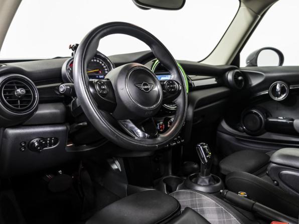 Mini Hatch III (F55/F56) Рестайлинг с пробегом 2019 года, цена 2 498 000 рублей, 15062 км, хэтчбек, Автокод Объявления