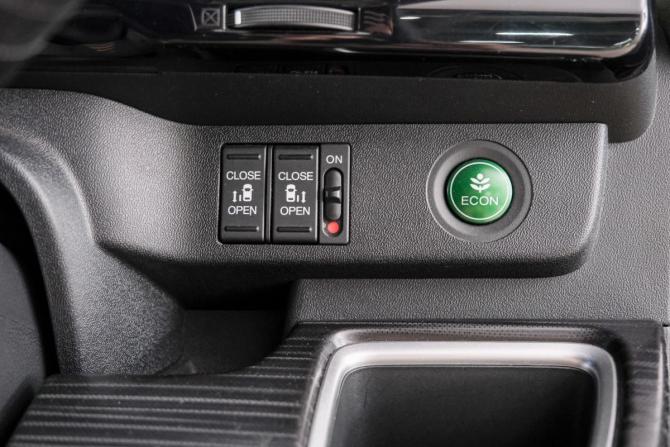 Honda Stepwgn V с пробегом 2016 года, цена 1 999 000 рублей, 89400 км, минивэн, Автокод Объявления