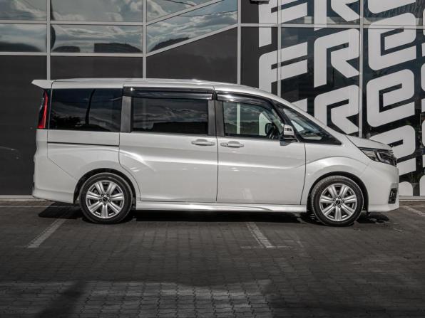 Honda Stepwgn V Рестайлинг с пробегом 2018 года, цена 2 020 000 рублей, 163723 км, минивэн, Автокод Объявления