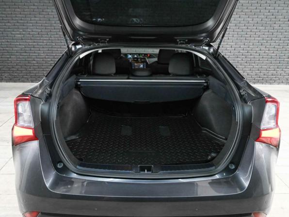 Toyota Prius IV (XW50) с пробегом 2021 года, цена 2 550 000 рублей, 41207 км, лифтбек, Автокод Объявления