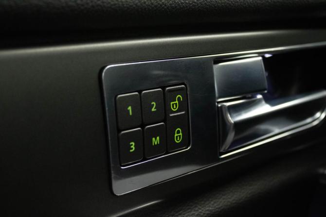 Land Rover Discovery IV с пробегом 2012 года, цена 1 899 000 рублей, 239256 км, внедорожник, Автокод Объявления