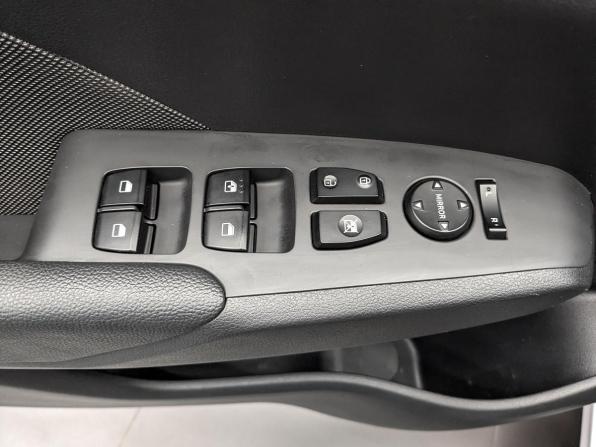 Hyundai Solaris II с пробегом 2017 года, цена 1 380 000 рублей, 76268 км, седан, Автокод Объявления