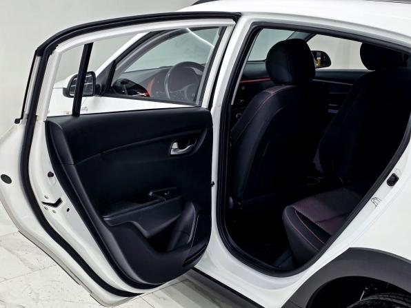 Kia Rio IV Рестайлинг с пробегом 2021 года, цена 1 649 000 рублей, 137000 км, хэтчбек, Автокод Объявления