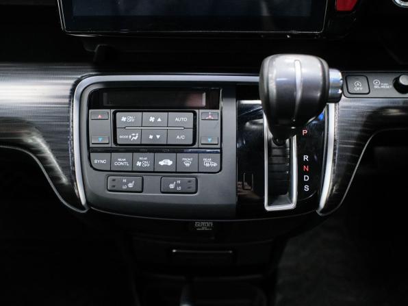 Honda Stepwgn V с пробегом 2015 года, цена 1 848 000 рублей, 106338 км, минивэн, Автокод Объявления