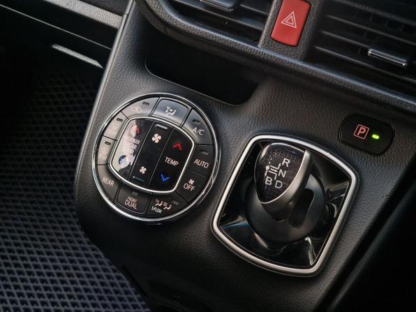 Toyota Voxy III (R80) с пробегом 2014 года, цена 1 650 000 рублей, 237381 км, минивэн, Автокод Объявления