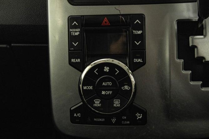 Toyota Voxy II (R70) Рестайлинг с пробегом 2012 года, цена 1 329 000 рублей, 325993 км, минивэн, Автокод Объявления