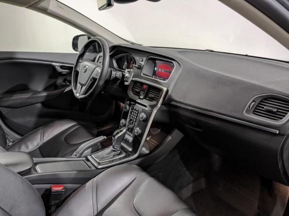 Volvo V40 II Рестайлинг с пробегом 2019 года, цена 2 390 000 рублей, 65640 км, хэтчбек, Автокод Объявления