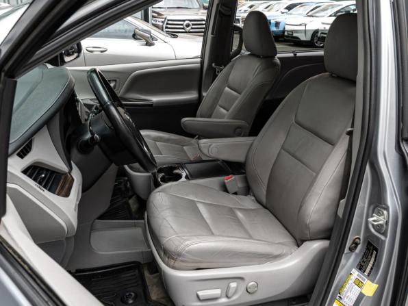 Toyota Sienna III Рестайлинг 2 с пробегом 2017 года, цена 3 170 000 рублей, 258172 км, минивэн, Автокод Объявления
