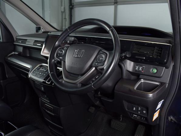 Honda Stepwgn V Рестайлинг с пробегом 2021 года, цена 2 599 997 рублей, 99036 км, минивэн, Автокод Объявления