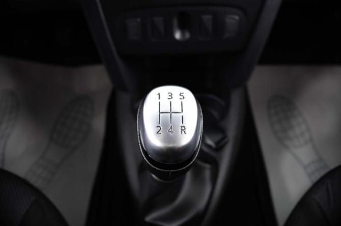 Renault Logan II Рестайлинг с пробегом 2021 года, цена 1 259 000 рублей, 25000 км, седан, Автокод Объявления