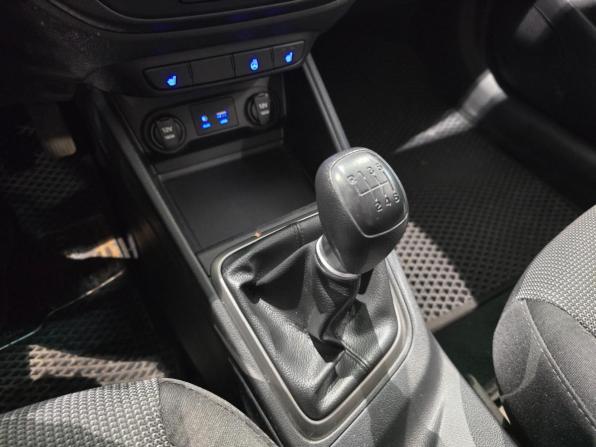 Hyundai Solaris II с пробегом 2018 года, цена 980 000 рублей, 110002 км, седан, Автокод Объявления