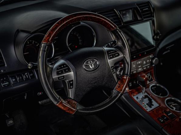Toyota Highlander II (XU40) Рестайлинг с пробегом 2012 года, цена 2 099 000 рублей, 292282 км, внедорожник, Автокод Объявления