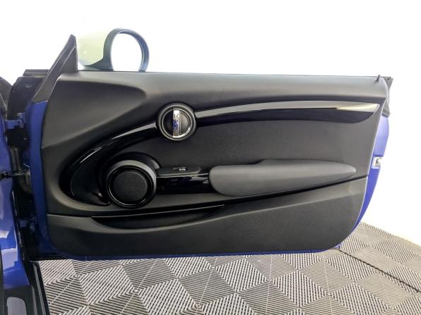 Mini Hatch III (F55/F56) Рестайлинг с пробегом 2021 года, цена 2 290 000 рублей, 54969 км, хэтчбек, Автокод Объявления