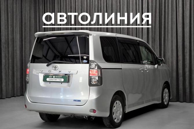 Toyota Voxy II (R70) с пробегом 2010 года, цена 1 380 000 рублей, 200000 км, минивэн, Автокод Объявления