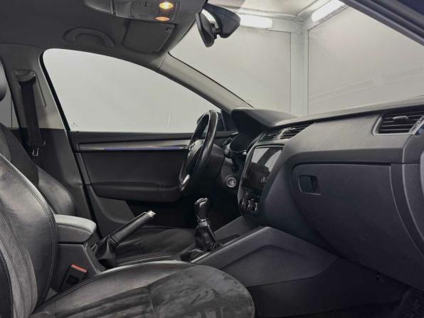 Skoda Octavia III (A7) Рестайлинг с пробегом 2017 года, цена 1 240 000 рублей, 295632 км, лифтбек, Автокод Объявления