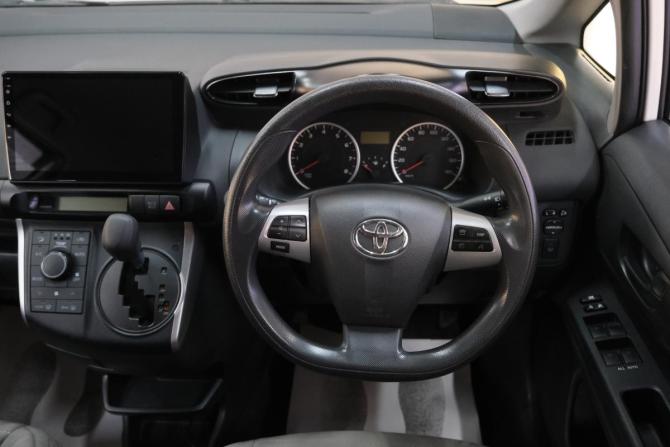 Toyota Wish II Рестайлинг с пробегом 2017 года, цена 1 819 000 рублей, 89000 км, минивэн, Автокод Объявления
