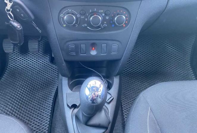 Renault Logan II Рестайлинг с пробегом 2019 года, цена 999 000 рублей, 52447 км, седан, Автокод Объявления